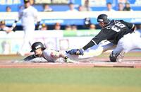 　６回、佐藤直の左前適時打で二塁からヘッドスライディングで生還する周東（左）。捕手は寺地（撮影・開出牧）