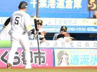 　８回、右前打を放った山川（手前）とタッチを交わす小久保監督（右）＝撮影・開出牧