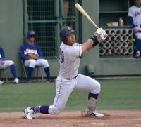 　鋭いスイングを見せる天理大・関本