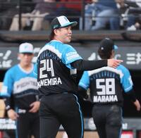 　５回を抑え、ベンチに戻る金村（撮影・中島達哉）