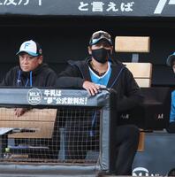 　６回、戦況を見つめる新庄監督（右）＝撮影・中島達哉