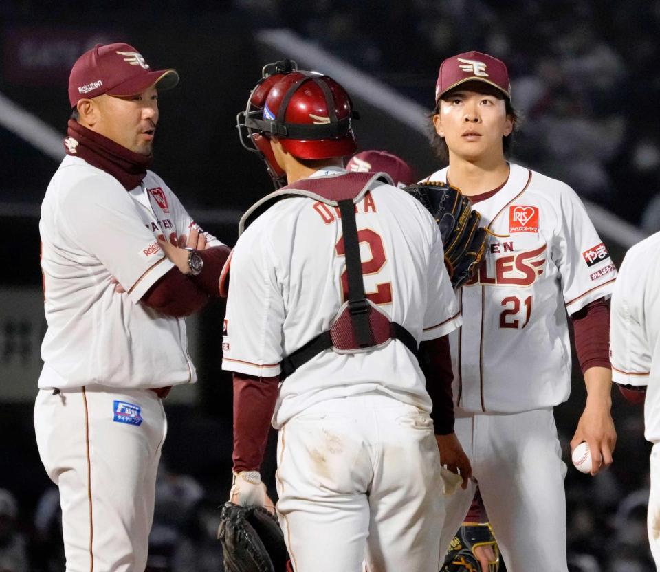 　６回途中、降板を告げられる早川（右）。左は三木監督