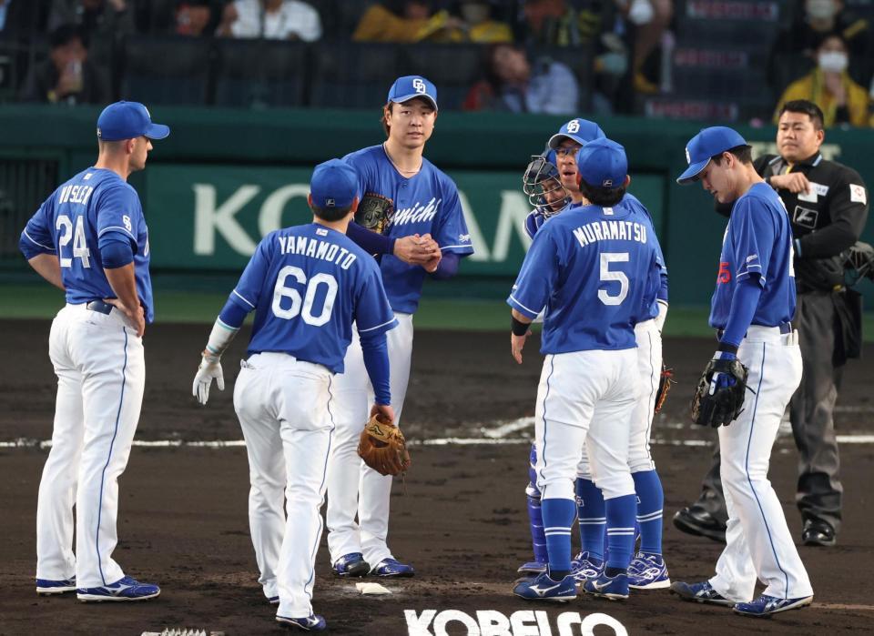 　１回、ピンチでマウンドに集まる高橋宏（中央）ら中日ナイン（撮影・中田匡峻）