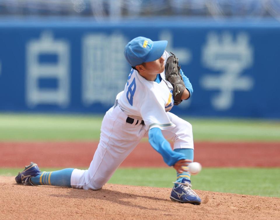 　粘りの投球を見せる東大・渡辺（撮影・佐々木彰尚）