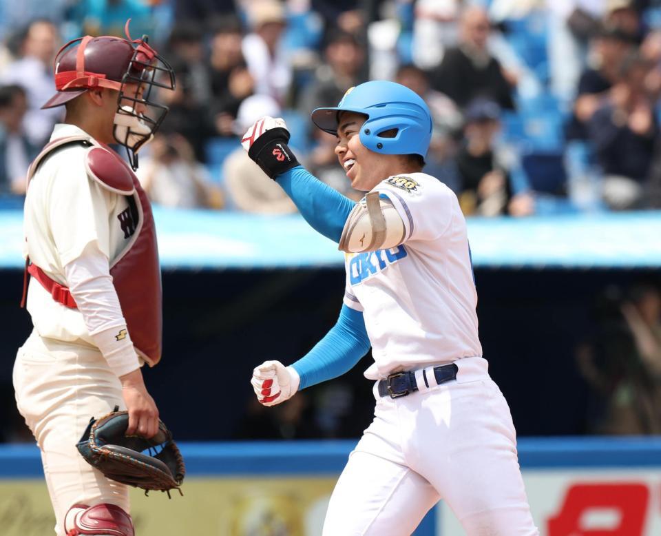 　４回、左越えにソロを放ち生還する東大・秋元（撮影・佐々木彰尚）