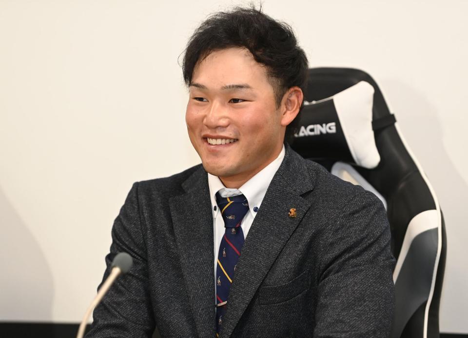 　支配下登録され笑顔で会見に臨む山本（撮影・開出牧）