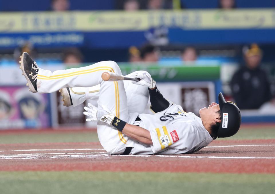 　ロッテ戦の６回、自打球を当て倒れる柳田＝１１日