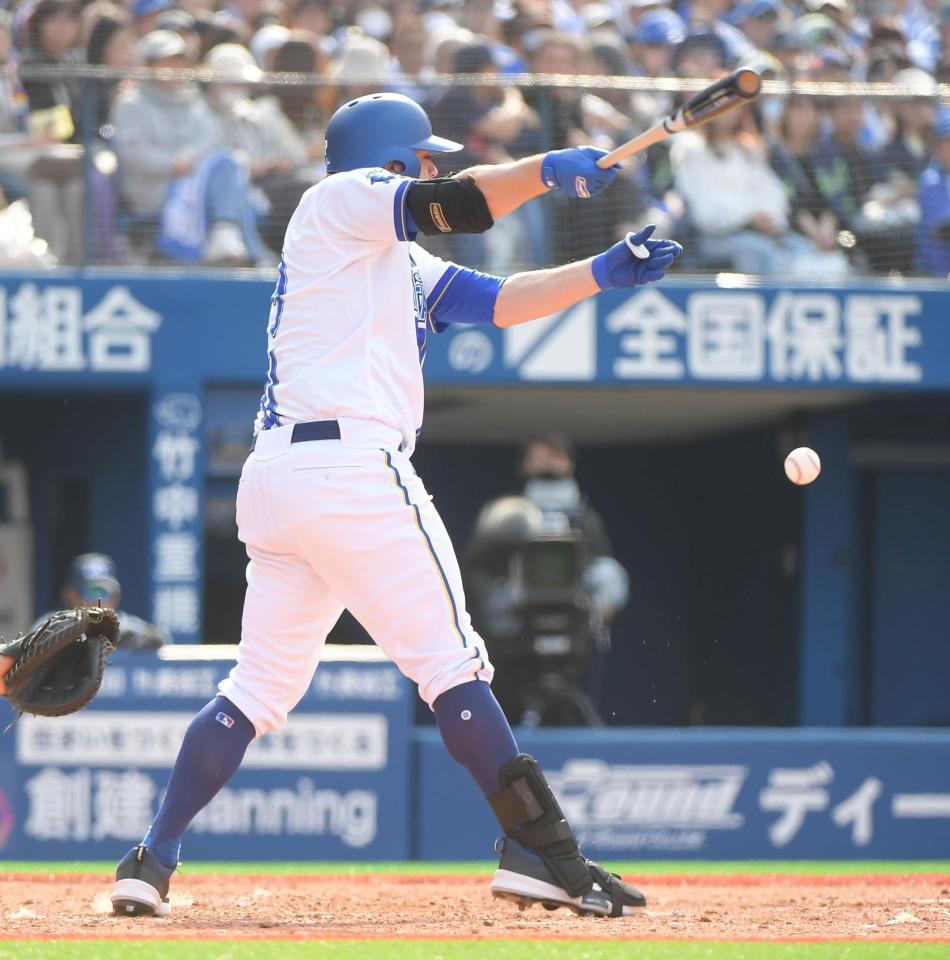 　５回、ケイは投前に来日初安打を放つ（撮影・佐藤厚）