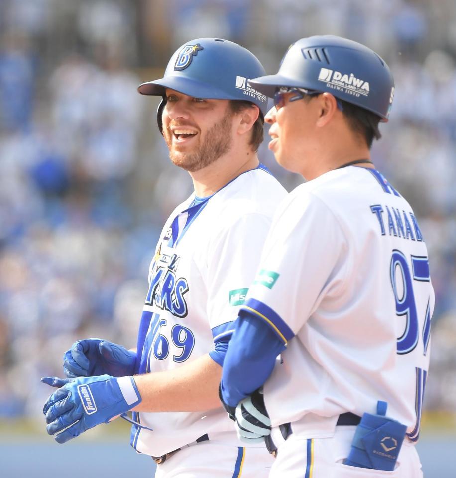 　５回、ケイは投前に来日初安打を放ち、笑顔を見せる（撮影・佐藤厚）