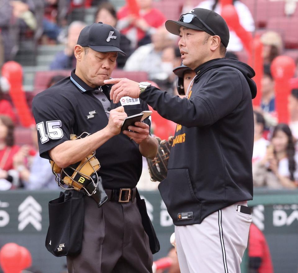 　７回の守備を前に選手交代を告げる阿部監督（撮影・市尻達拡）
