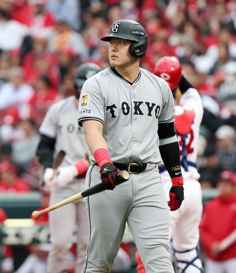 　８回、右飛に倒れた岡本