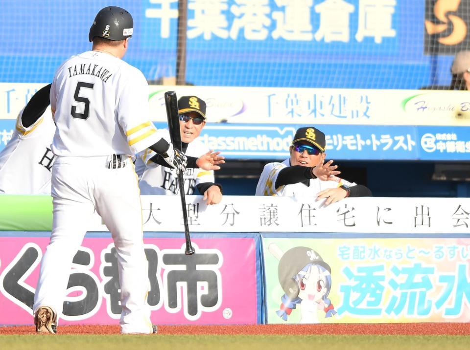 　８回、右前打を放った山川（手前）とタッチを交わす小久保監督（右）＝撮影・開出牧