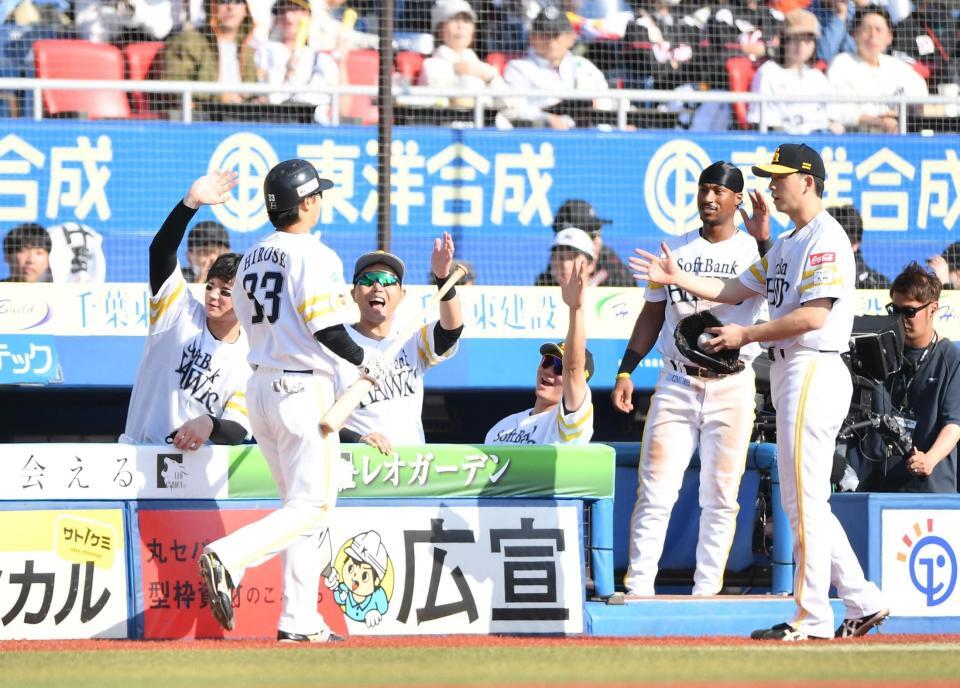 　５回、左越え２ランを放ちナインとタッチを交わす広瀬（左手前）＝撮影・開出牧