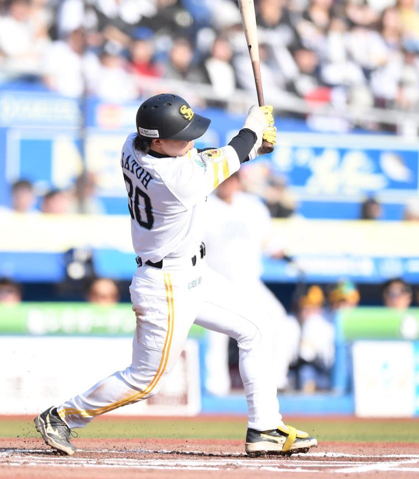 　６回、左前適時打を放つ佐藤直（撮影・開出牧）