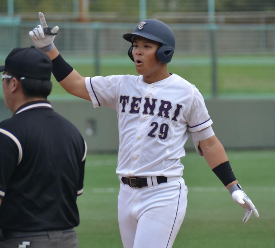 　左前打を放ち、塁上で叫ぶ天理大・関本