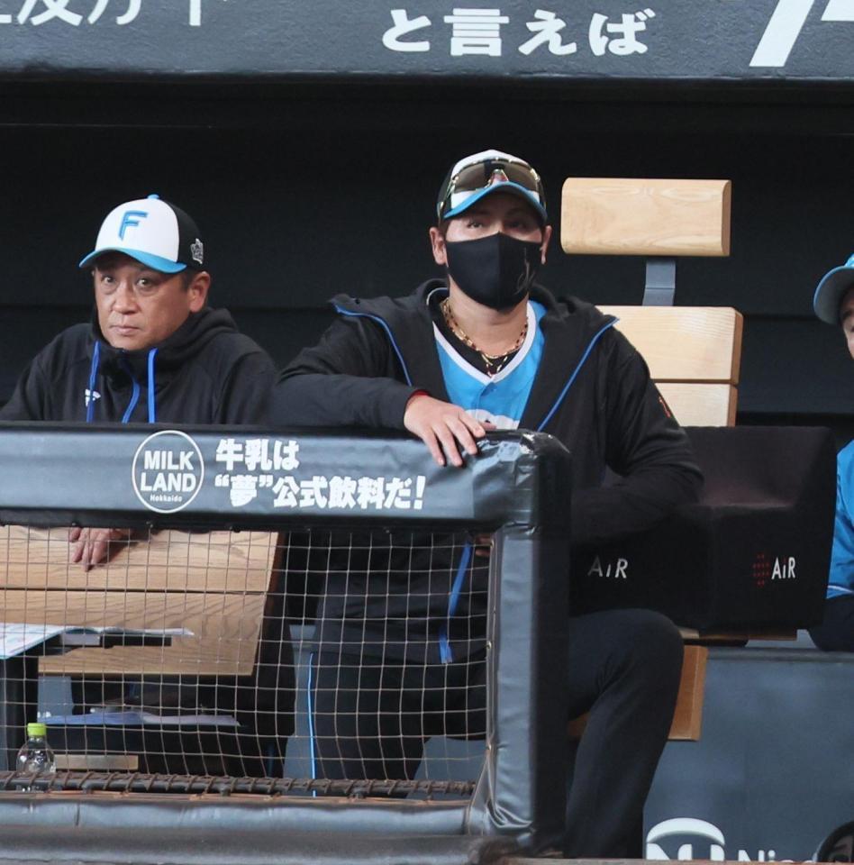 　６回、戦況を見つめる新庄監督（右）＝撮影・中島達哉