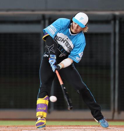 　２回無死、投手強襲内野安打を放つ田宮（撮影・中島達哉）