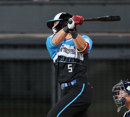 　３回、右前に適時打を放つ野村（撮影・中島達哉）