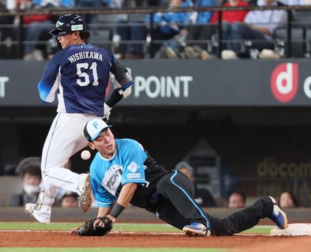 　４回、水野からの送球がワンバウンドで顔面に当たった野村（左は内野安打を放った西川）＝撮影・中島達哉