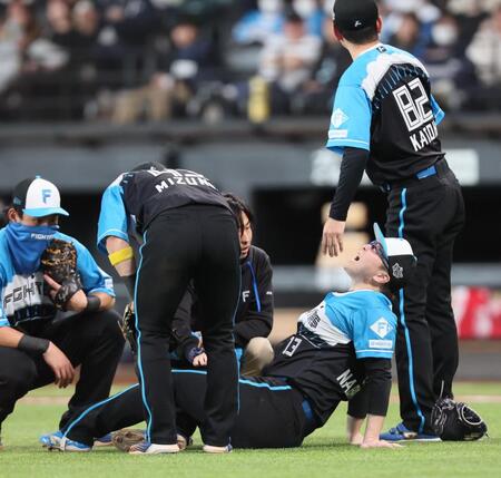 　６回、源田の打球が当たり、苦悶の表情を浮かべる生田目（右から２人目）＝撮影・中島達哉