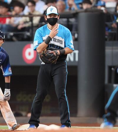 　６回、マスクをして守備につく野村（撮影・中島達哉）