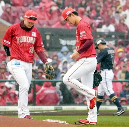 　１回、押し出しの四球で先制を許した古謝（右）