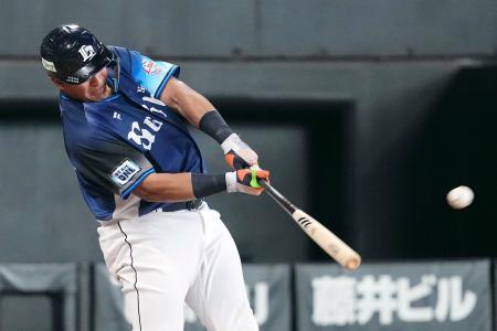 　５回西武無死一塁、セデーニョが左越えに２ランを放つ＝エスコンフィールド