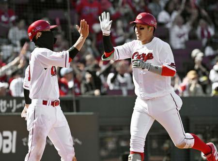 　５回広島２死二塁、中前打を放ち、中堅手の失策の間に生還した小園。左は二走二俣＝マツダ