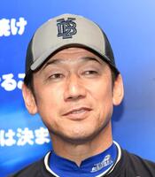 　笑顔で会見に応じる三浦監督（撮影・佐藤厚）