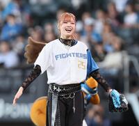 　ファーストピッチセレモニーで投球し、笑顔を見せるＭＯＳ・Ｅｒｎａ（撮影・中島達哉）