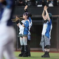 　ファーストピッチセレモニーで演奏するＭＯＳ（撮影・中島達哉）
