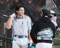 　試合前、新庄監督（右）からアドバイスを受ける野村（撮影・中島達哉）