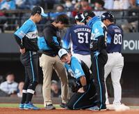 　４回、水野からの送球がワンバウンドで顔面に当たった野村（中央下）＝撮影・中島達哉