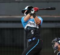 　３回、右前に適時打を放つ野村（撮影・中島達哉）