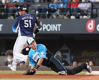 　４回、水野からの送球がワンバウンドで顔面に当たった野村（左は内野安打を放った西川）＝撮影・中島達哉