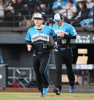 　６回、源田の打球が当たり、治療後にマウンドに向かう生田目（左）＝撮影・中島達哉