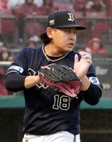 　８回を投げ終え、グラブをたたく宮城