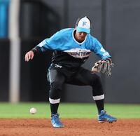 　５回、打者西武・長谷川の打球をファンブルする若林（撮影・中島達哉）