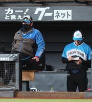 　５回、若林が長谷川の打球をファンブルし、厳しい表情の新庄監督（左）＝撮影・中島達哉