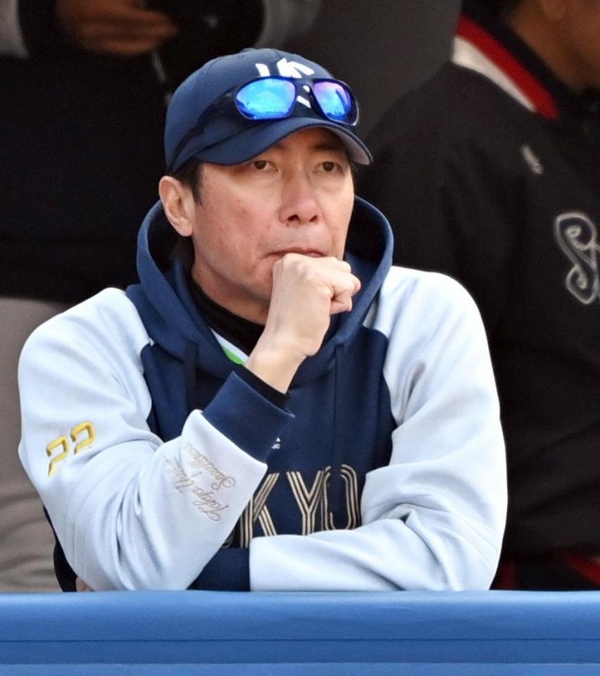 　７回表、試合を見守る高津監督