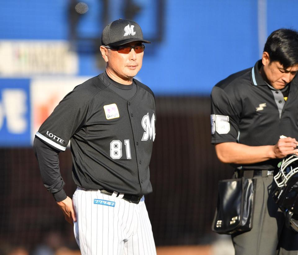 　９回、投手交代を告げた吉井監督（撮影・開出牧）