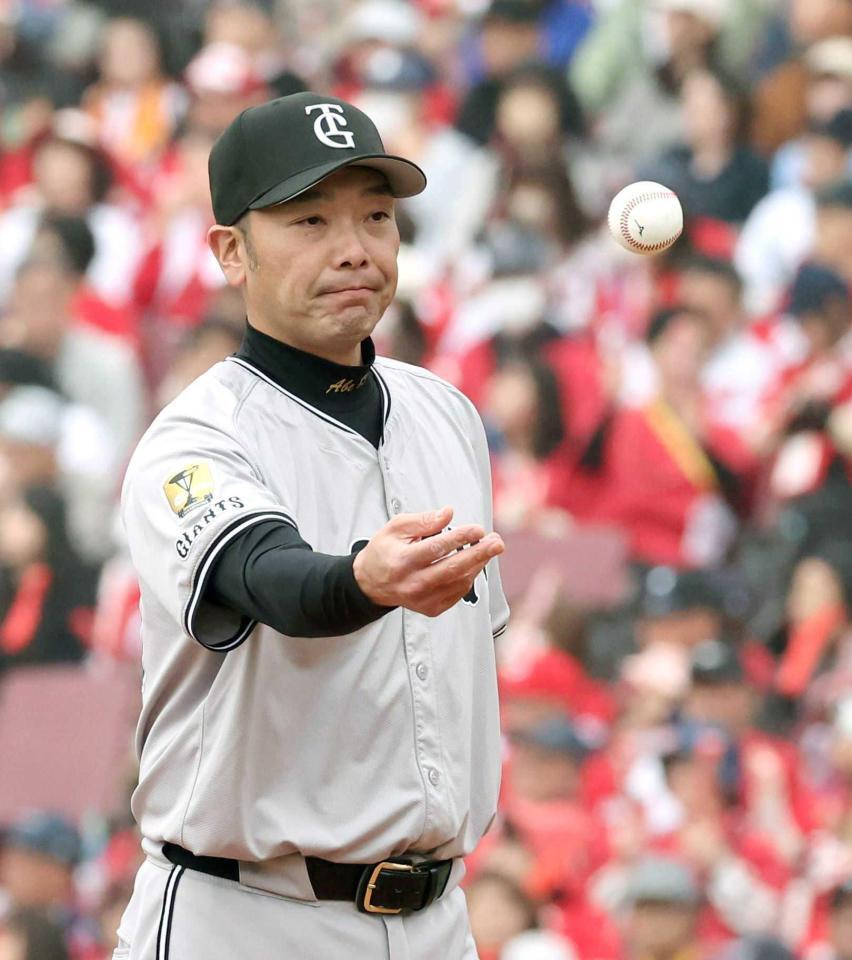 　７回、ボールを投げる阿部監督