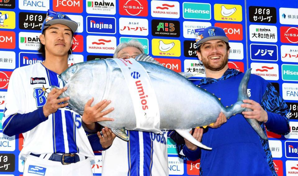 　マグロのぬいぐるみを手に笑顔を見せるケイ（右）と梶原（撮影・佐藤厚）