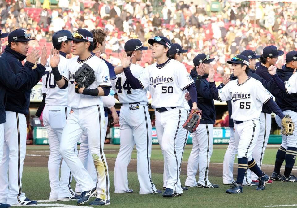 　楽天に連勝し、タッチを交わすオリックスナイン