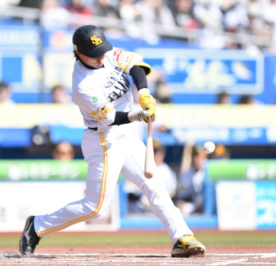 　３回、先制の右前適時打を放つ佐藤直（撮影・開出牧）