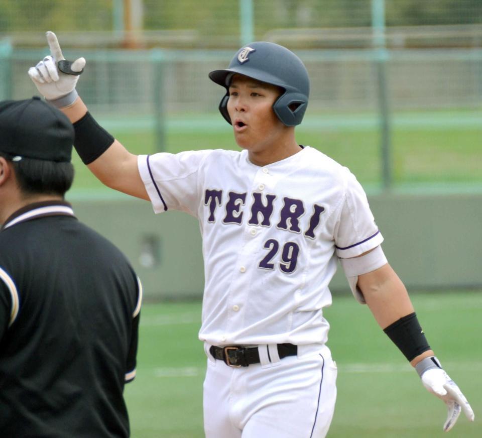 　左前打を放ち、塁上で叫ぶ天理大・関本
