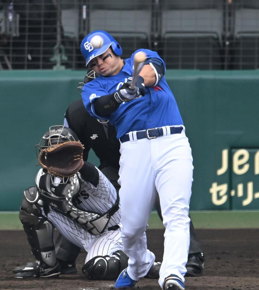 　５回、適時打を放つ細川（撮影・飯室逸平）