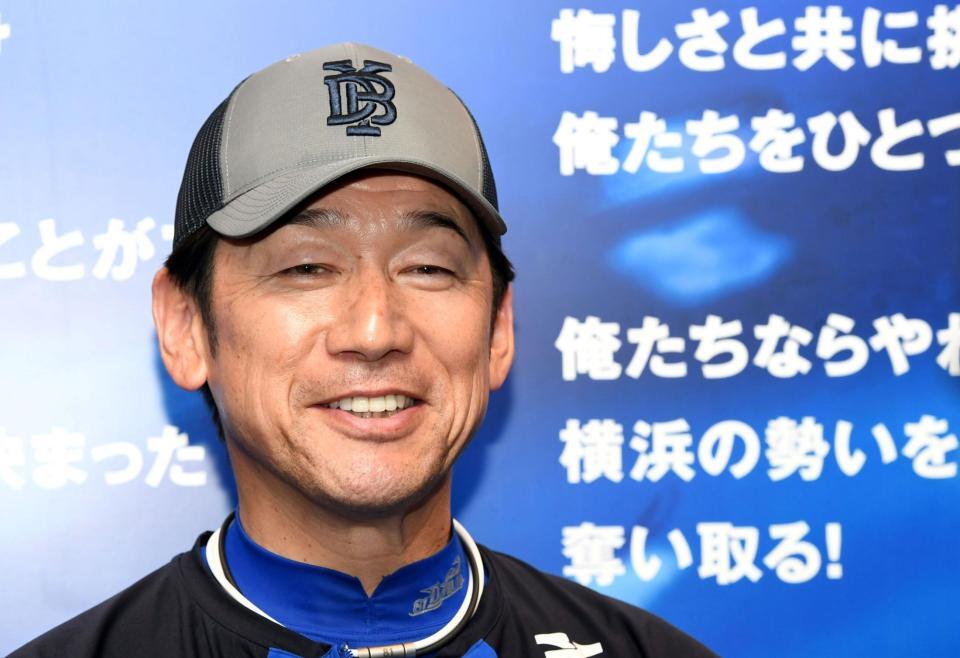 　笑顔で会見に応じる三浦監督（撮影・佐藤厚）