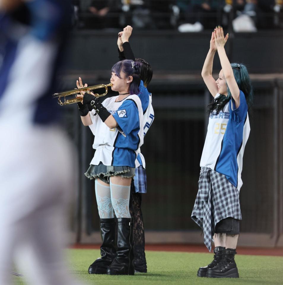 　ファーストピッチセレモニーで演奏するＭＯＳ（撮影・中島達哉）