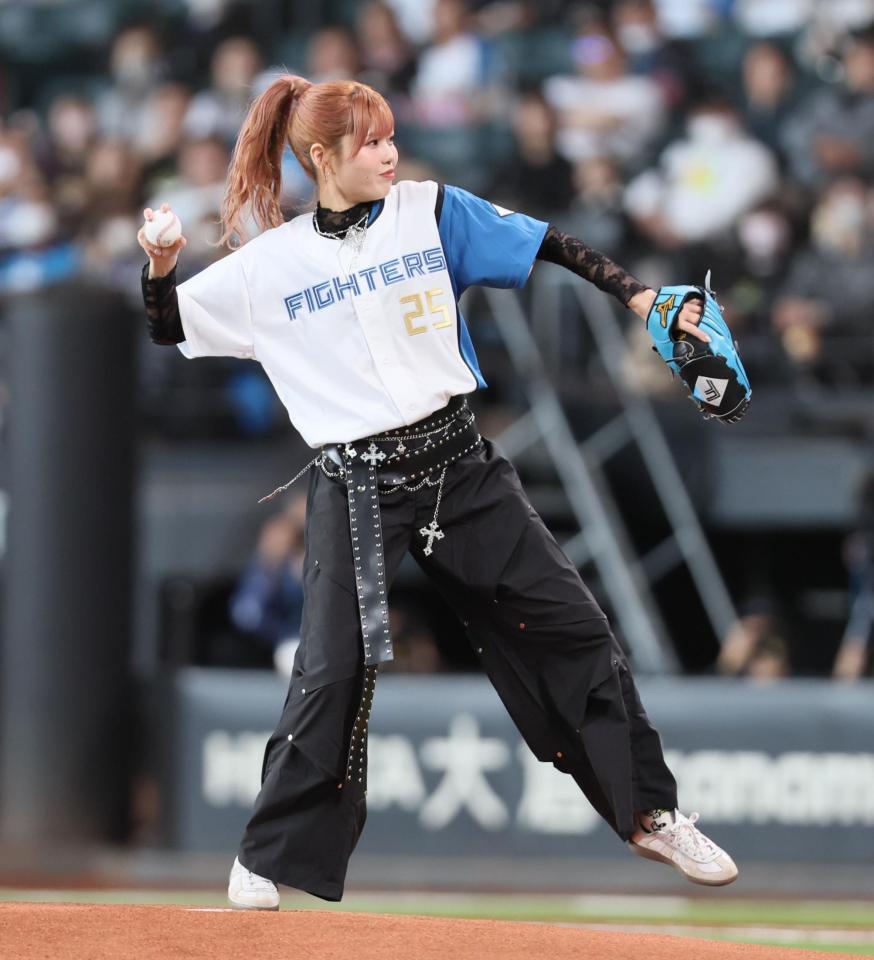 　ファーストピッチセレモニーで投球するＭＯＳ・Ｅｒｎａ（撮影・中島達哉）